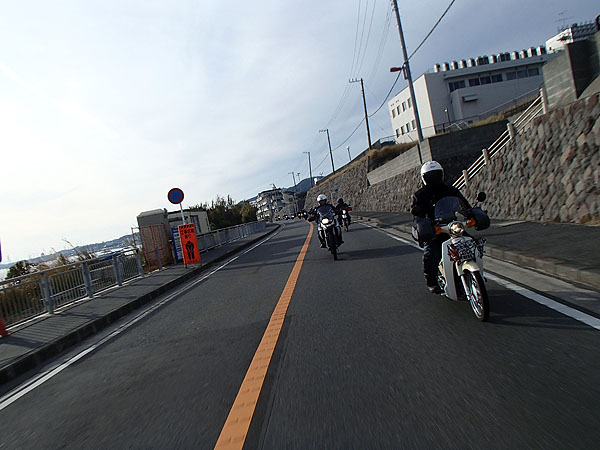 原付の団体に追い付かれる